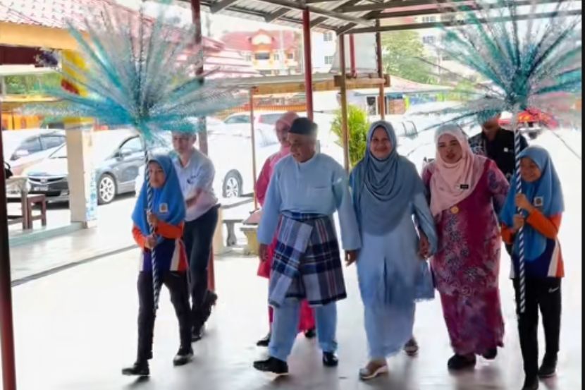 Wahab dan isteri dirai bagai pengantin oleh guru dan murid SK Jeli 2 pada Jumaat lepas. -Foto media sosial