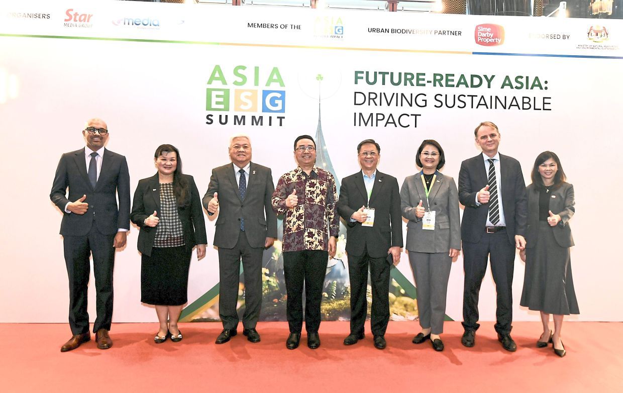 (From left) Singapore Deputy High Commissioner Shivakumar Nair, Star Media Group (SMG) chief content officer Datin Paduka Esther Ng, SMG chairman Tan Sri Wong Foon Meng, Science, Technology and Innovation Minister Chang Li Kang, SMG group chief executive officer Chan Seng Fatt, SMG chief operating officer Lydia Wang, Sweden's Ambassador to Malaysia Niklas Wiberg and Sime Darby Property Bhd sustainability General manager Dr Yasmin Rasyid.— SIA HONG KIAU/The StarReporter: Fazleena(This is one of the two pic for News)