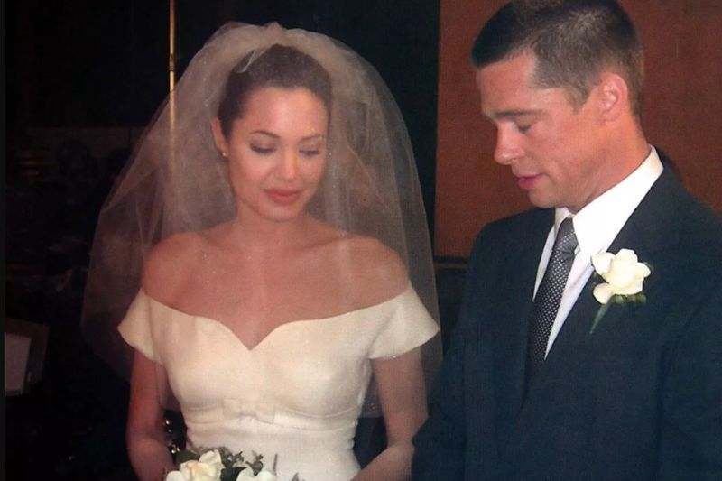 Pitt (kanan) dan Jolie bercerai pada Disember tahun lalu.