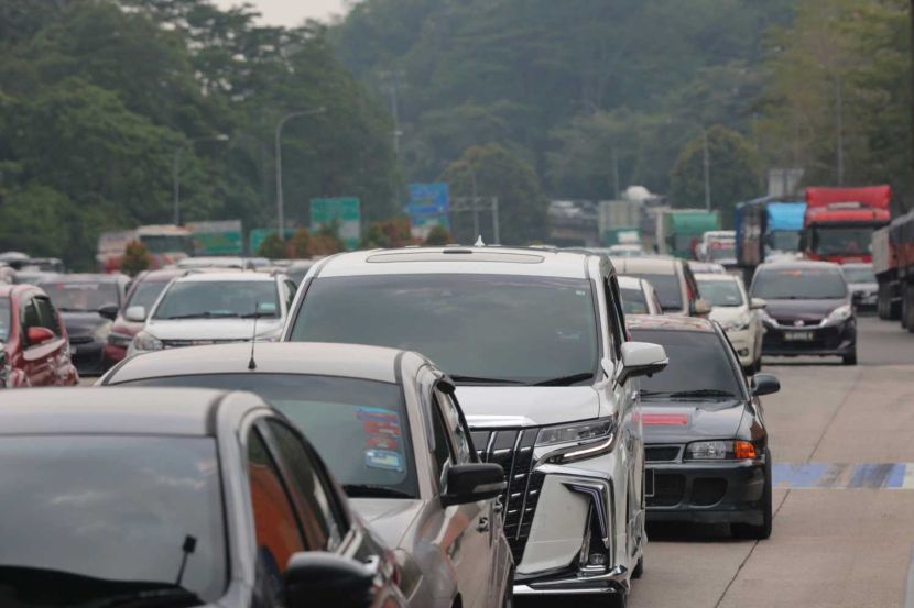 Motorists is seen approaching Gombak Toll Plaza to going back to their hometown to celebrate upcoming Hari Raya Aidilfitri on April 18.—AZMAN GHANI/The Star