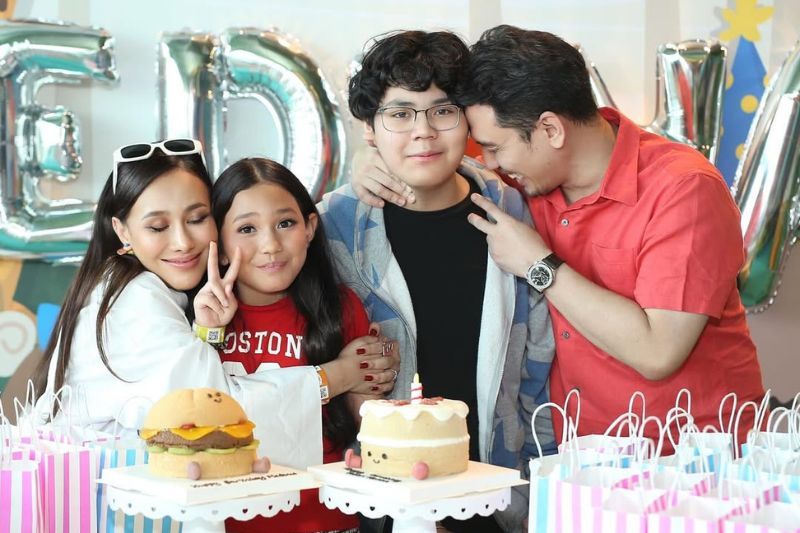 Hubungan Puteri (kiri) dan bekas suami (paling kanan) masih baik demi anak-anak.