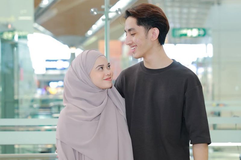 Umisya (kiri) dan Aslam bernikah pada 2020.