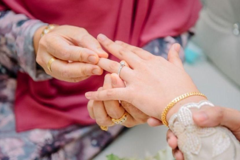 Bertunang adalah fasa untuk mengenal hati budi bakal pasangan sebelum berumah tangga. -Gambar hiasan