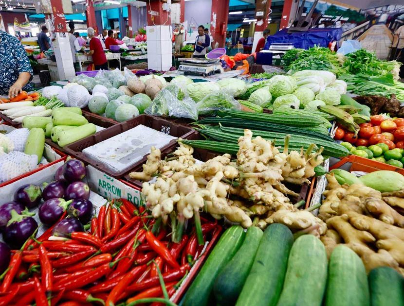 The pictures of vegetable sellers at the PJ market.Story on commercial vegetable growers on which greens will see a drop in supply due to wet weather in the country. — FAIHAN GHANI/The Star