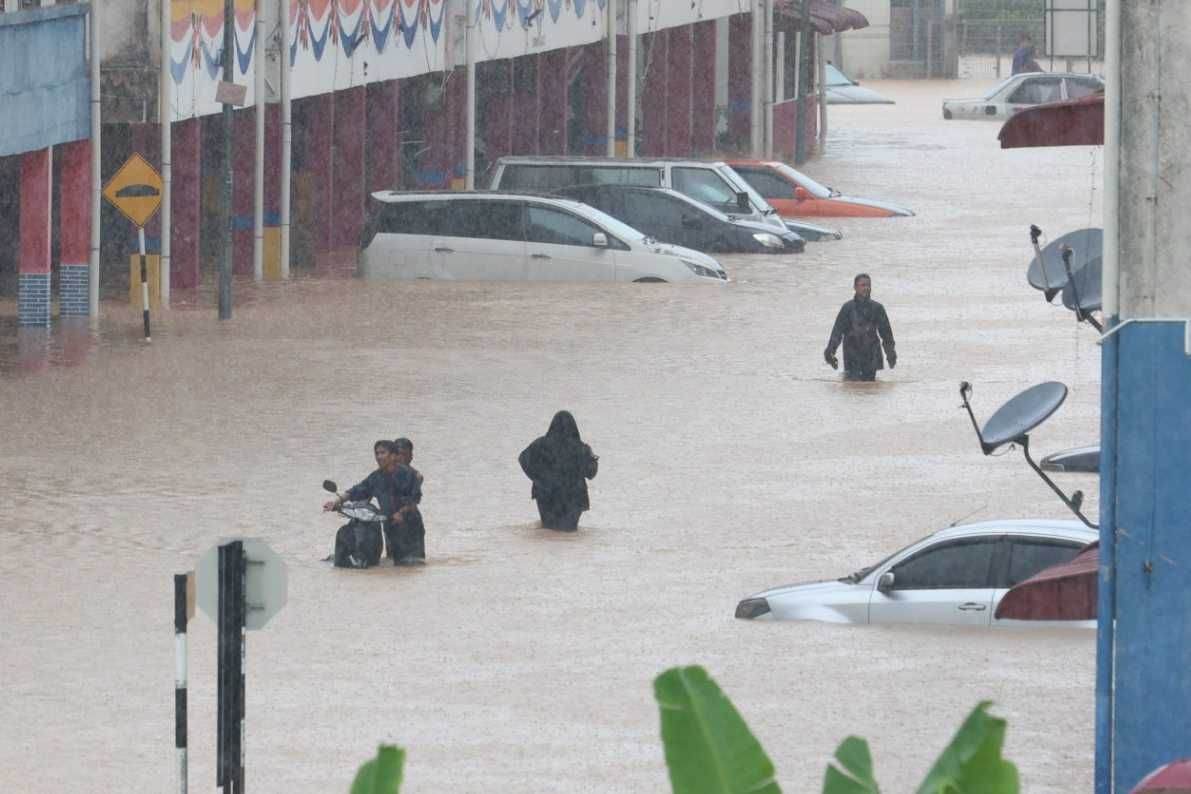 The flood situation at Desa Mutiara People's Housing Programme (PPR) on Thursday (March 20). Flood water has since receded. — THOMAS YONG/The Star