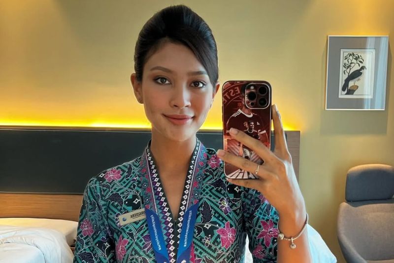 Sebelum ini Zeera pernah menjadi pramugari.