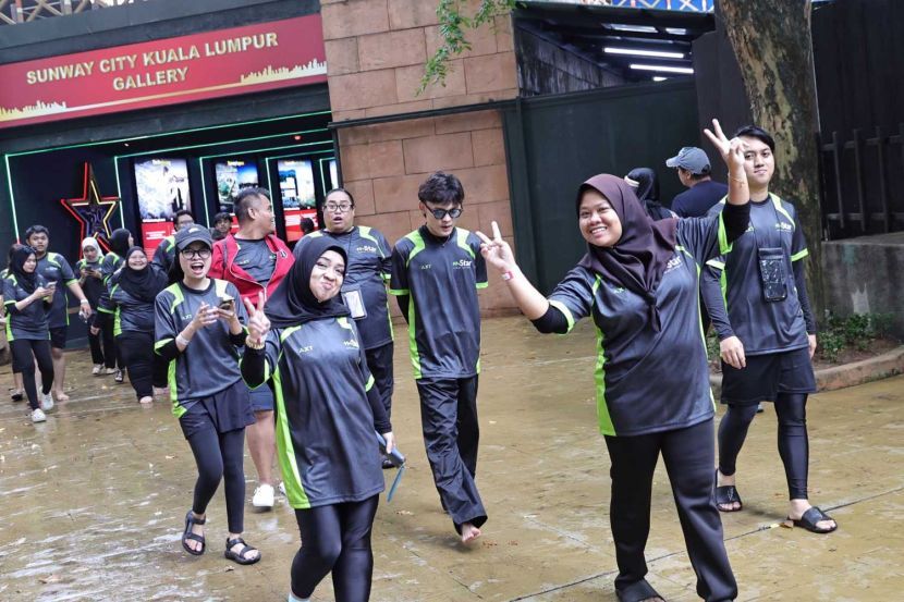 Mstar Birthday Splash - mStar celebrating 19th anniversary with fans and celebrities at Sunway Lagoon on October 19.-AZMAN GHANI/The Star