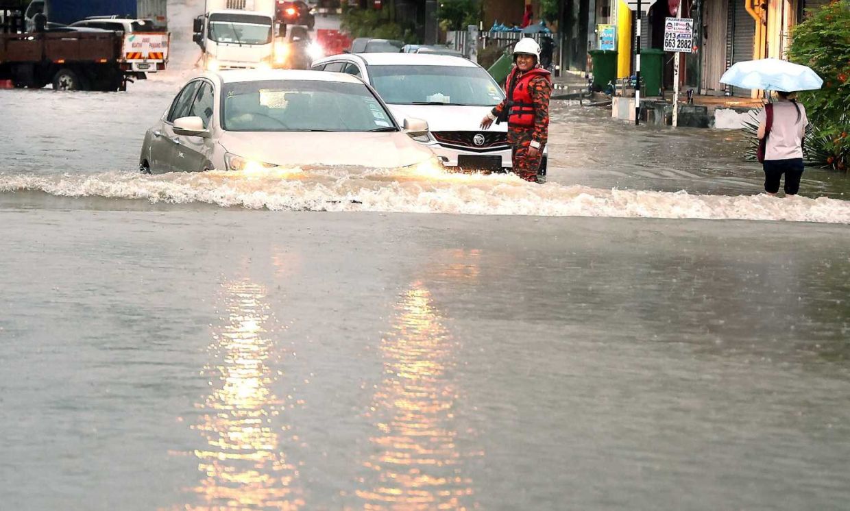 Flash flood at Taman Intan Klang here after continuous heavy rain since 2am on Friday (April 11). — KK SHAM/The Star