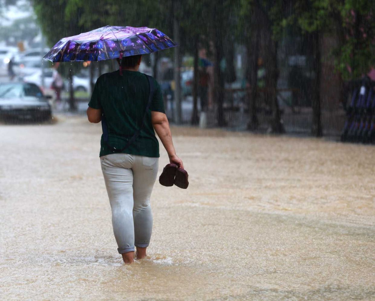 A sudden downpour at KL causing the flood near Jalan Petaling around 6pm. 06 October 2023 —CHAN TAK KONG/The Star