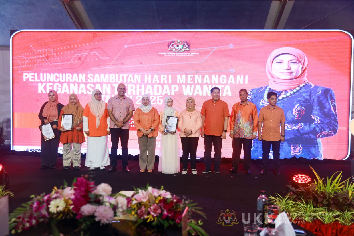 Nancy menyampaikan sijil penghargaan kepada pemenang Pertandingan Video Pendek TikTok sempena Sambutan Hari Menangani Keganasan terhadap Wanita (EVAW).