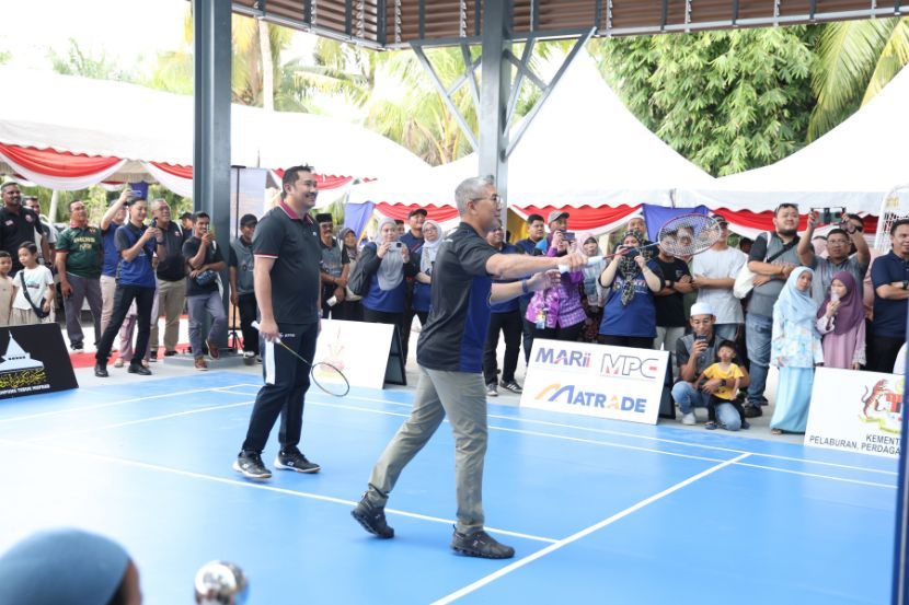 Tengku Zafrul (kanan) mengambil peluang menggunakan kemudahan gelanggan badminton di Dewan Serbaguna Terbuka Kampung Tebuk Mufrad pada Sabtu.