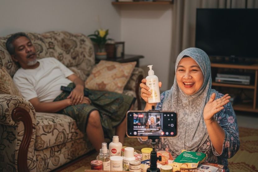 Isteri kini terpaksa mencari pendapatan tambahan bagi membantu suami. -Gambar hiasan AI
