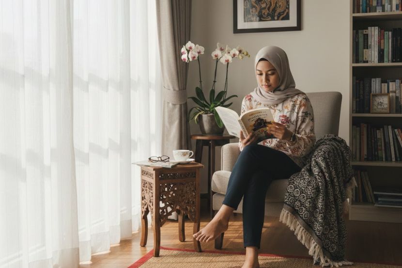 Membaca dapat menambah ilmu pengetahuan. -Gambar hiasa AI