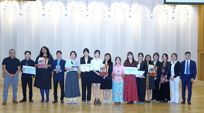 Antara perserta, penganjur dan juri pertandingan penyampaian idea 'RE:ACT'.