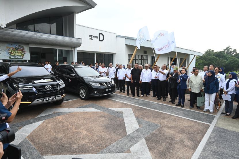 Mohamad melakukan flag-off kereta Road to MAHA 2026.