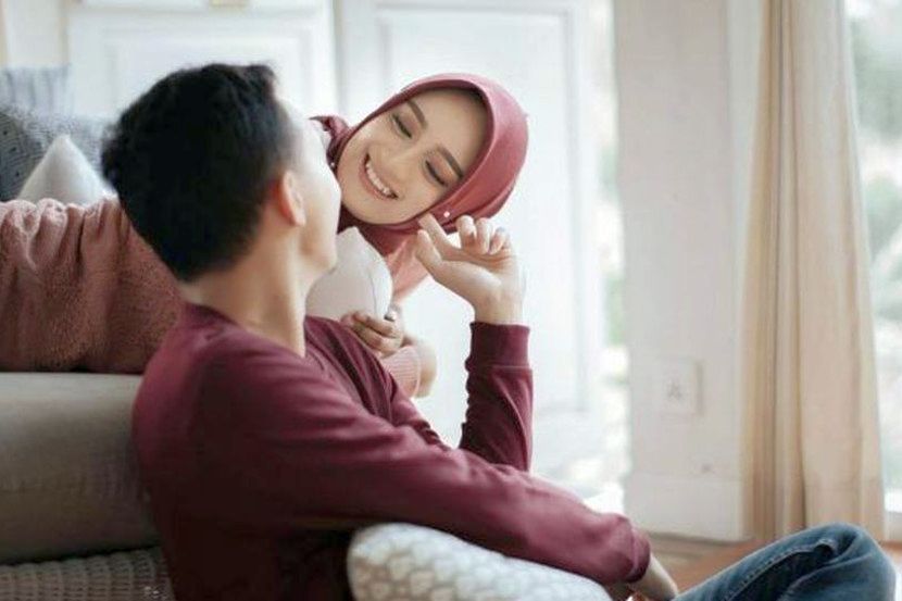 Suami isteri perlu saling berkomunikasi bagi menjaga keharmonian rumah tangga. -Gambar hiasan