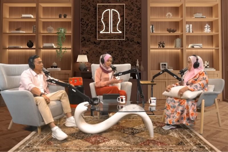 Mak Jah (kanan) membuat pendedahan dalam audio siar Hitam Putih Kehidupan.