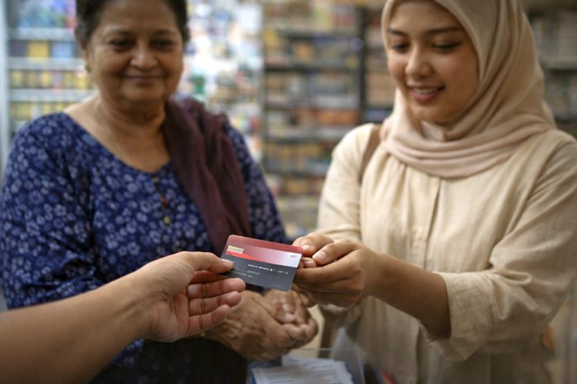 Kad bank merupakan barang berharga setiap individu. -Gambar hiasan AI