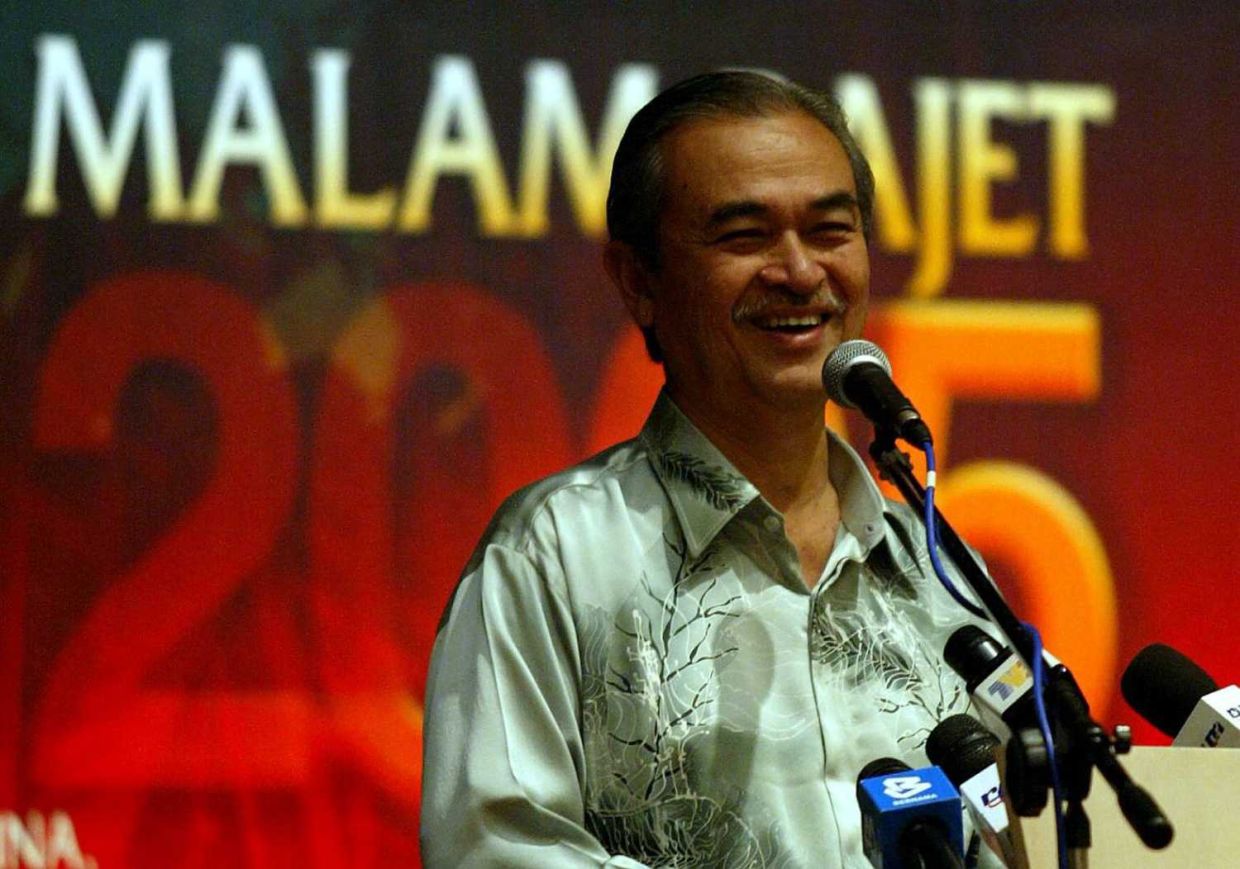 Prime Minister Datuk seri Abdullah Ahmad Badawi giving speech to thank dinner at Malam Bajet at Putrajaya.