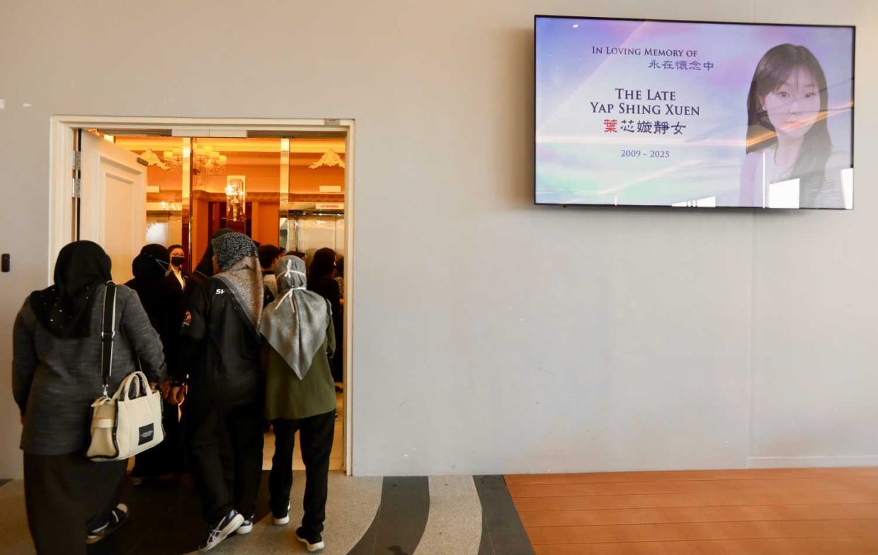 School teachers and students paid their last respects to the late Yap Shing Xuen at Nirvana Center Kuala Lumpur. —Low Lay Phon/The Star