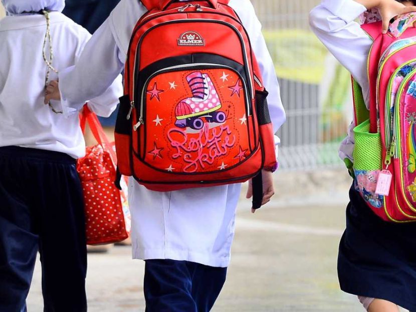Primary school studentscarrying bags . Story on reduce of books in students schools bags. (14/4/2022). —AZHAR MAHFOF/The Star