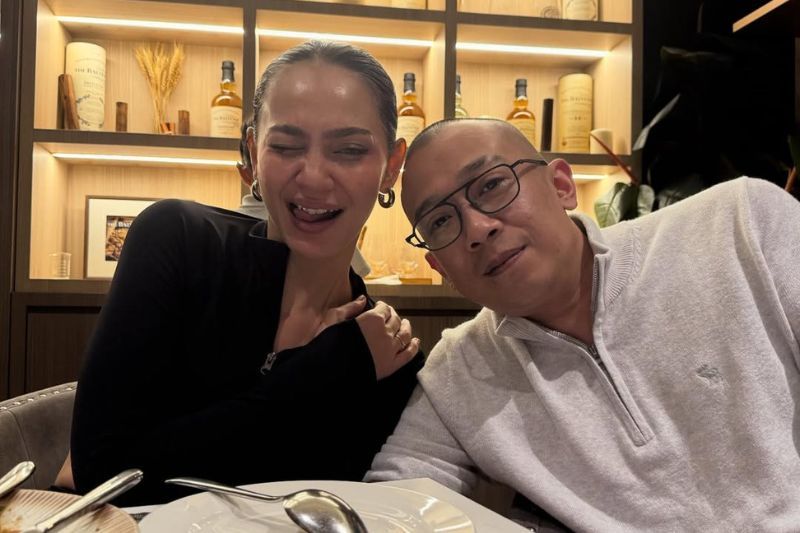 Nadia (kiri) kini rapat dengan Nedim.