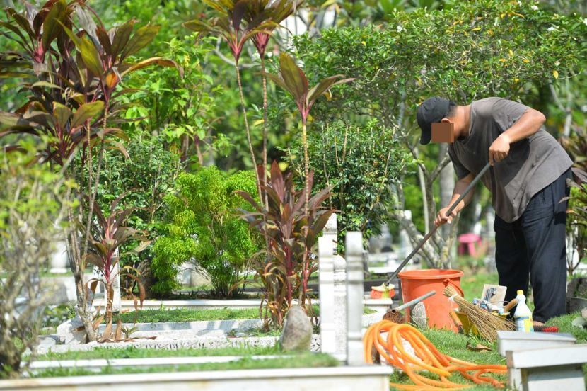 People cleaning up grave of their love ones at Tanah Perkuburan Islam Bukit Kiara 1, Kuala Lumpur. Muslims in Malaysia will observe the Ramadhan or fasting month on Monday, May 6, 2019. RAJA FAISAL HISHAN/The Star