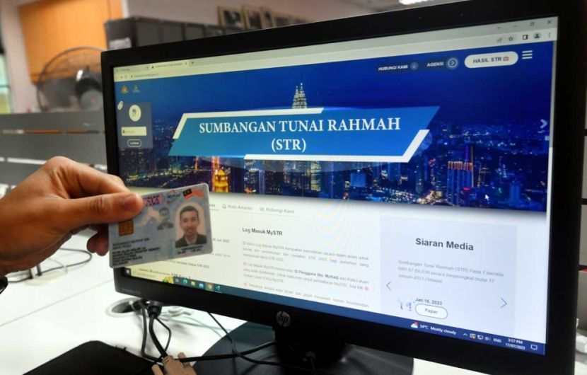 A man checkinh his status application of 'Sumbangan Tunai Rahmah' via online.(17/7/2023). —AZHAR MAHFOF/The Star