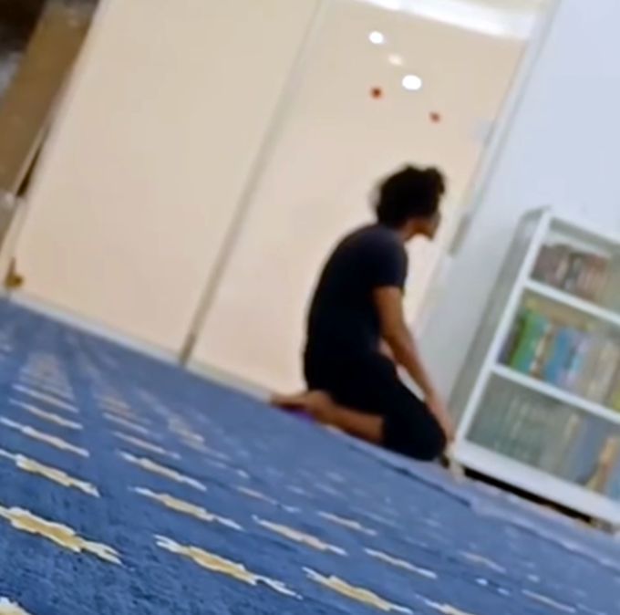 Alunan surah al-Quran dalam solatnya didakwa merdu.