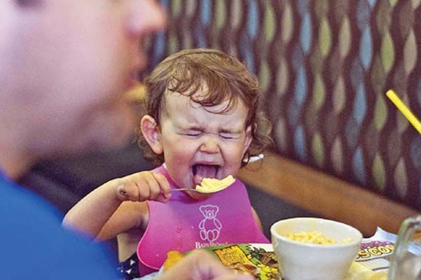 Ibu bapa perlu mengawal tingkah laku anak di tempat awam. -Gambar hiasan