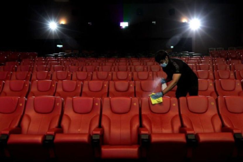 Pihak pawagam menyediakan kerusi simpanan untuk hal kecemasan. -Gambar hiasan