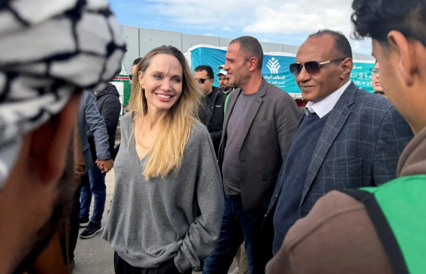 Jolie tidak lokek senyuman sepanjang lawatan di sempadan ke Rafah - Foto REUTERS