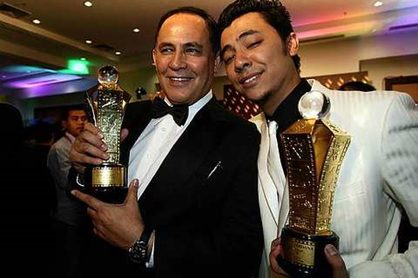 Yusof (kiri) pernah mencagarkan surat beranak Syamsul untuk membuat pinjaman wang.