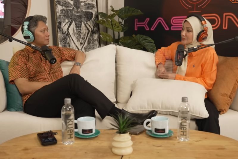 Ezwan (kiri) berkongsi impiannya dalam siaran program audiosiar Kasi Onz.