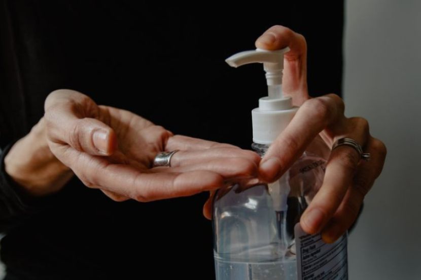 Ibu bapa dinasihatkan meletakkanhand sanitizer di tempat yang sukar dicapai kanak-kanak. -Gambar hiasan