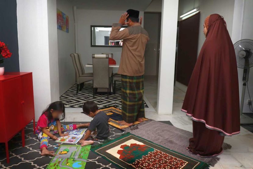 Solat jemaah bersama isteri dan anak-anak dapat mengukuhkan hubungan kekeluargaan. -Gambar hiasan