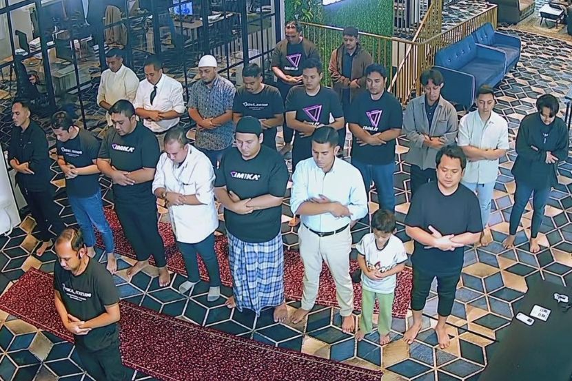 Abdul Rahim (kanan, baris pertama) berkongsi manfaat kelebihan berjemaah di tempat kerja. -Gambar Facebook Abdul Rahim