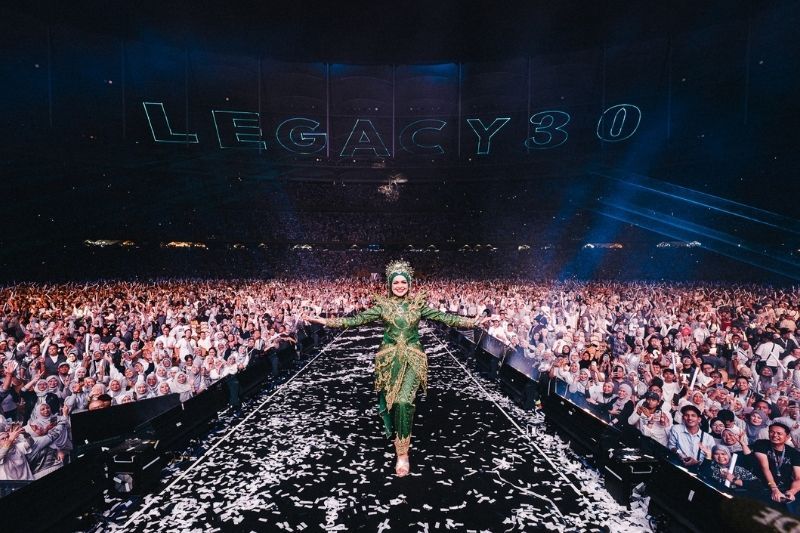 Seramai 72,000 penonton membanjiri Stadium Nasional Bukit Jalil pada Sabtu.