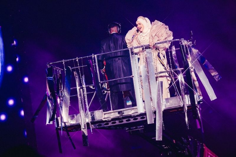 Siti menghiburkan peminat dengan lebih 40 buah rangkaian lagu di Konsert Legacy 30: Passion, Sincere and Love.