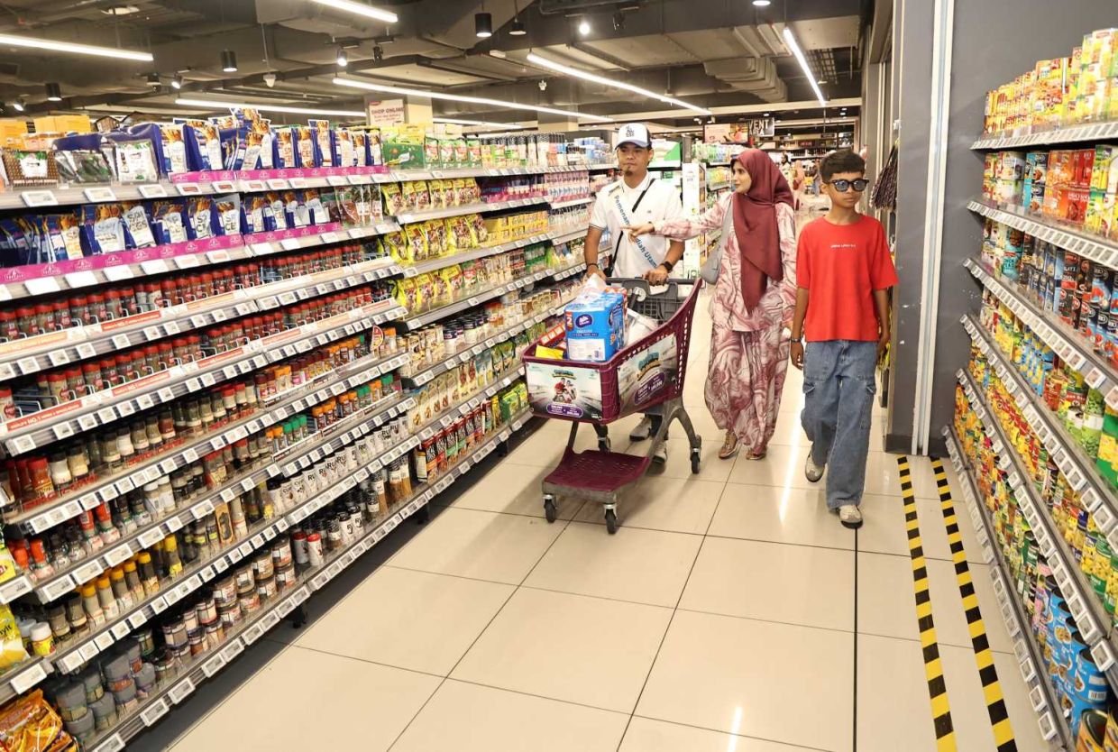 Salah seorang pemenang kempen Ganjaran Lebih Bermakna yang meraikan kemenangannya bersama anak dan isterinya.