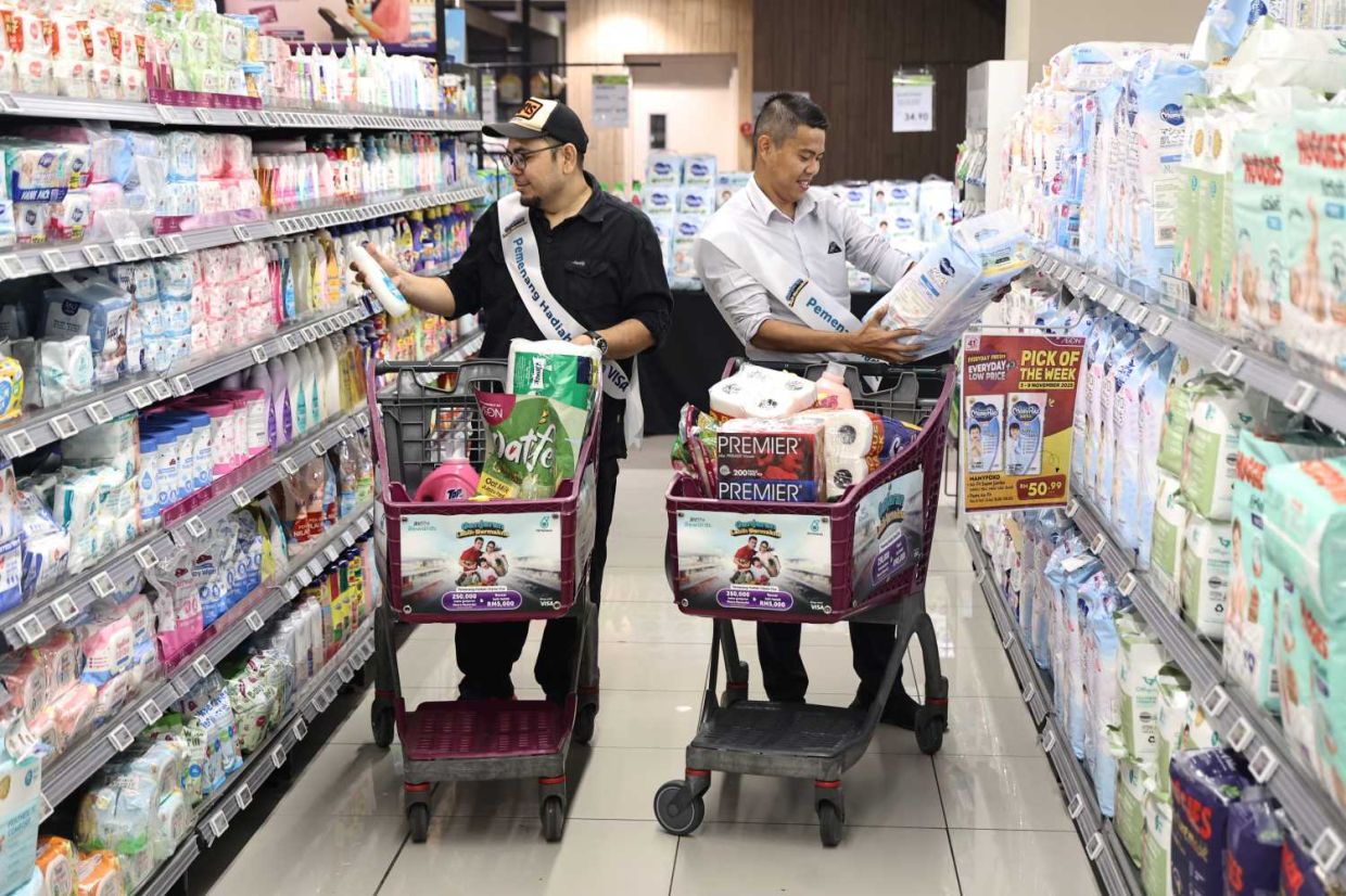 Selain baucar barangan runcit bernilai RM5,000, pemenang turut diberi 250,000 mata Mesra Rewards, bersamaan dengan nilai RM2,500.