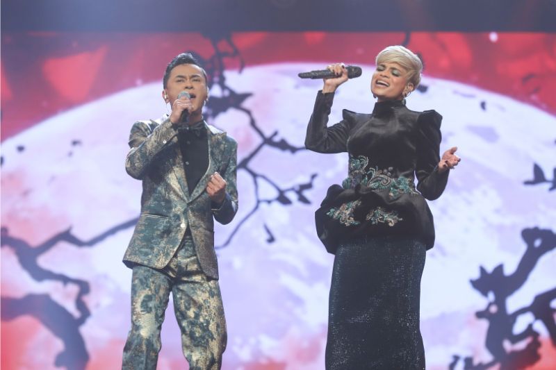 Iskandar (kiri) teruja dapat berduet bersama Jaclyn.