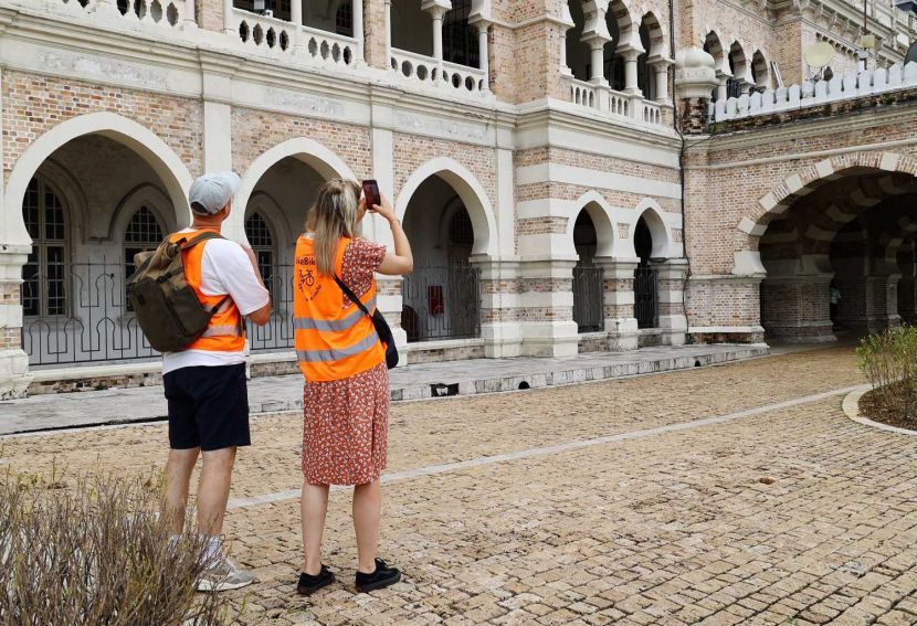 Pelancong asing tidak ketinggalan merakam destinasi pelancongan di Malaysia.
