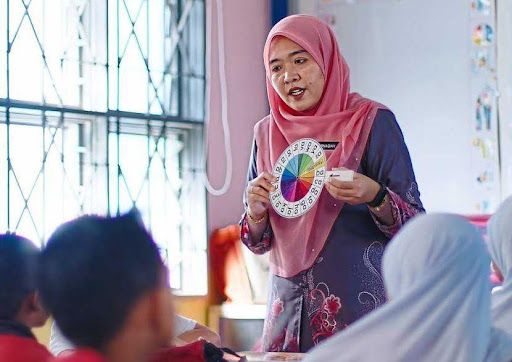 Komitmen guru berkait secara langsung dengan pembangunan karakter murid.