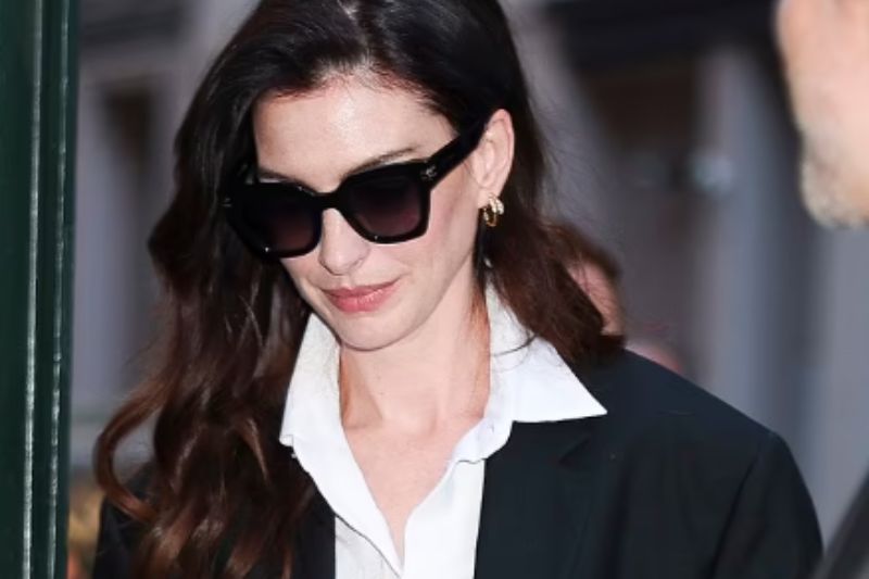 Netizen membuat spekulasi Anne melakukan pembedahan plastik. 