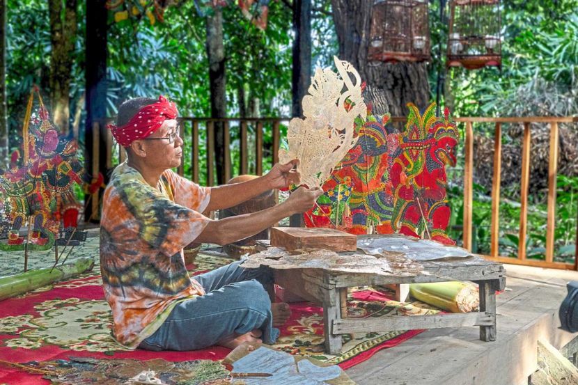 Wayang kulit antara keunikan seni budaya yang terdapat di Kelantan. -Foto Eddie Chua/SMG