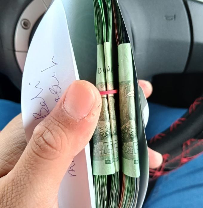 Wang tunai yang dibawa ibunya bagi membeli mesin basuh di kedai terbabit.