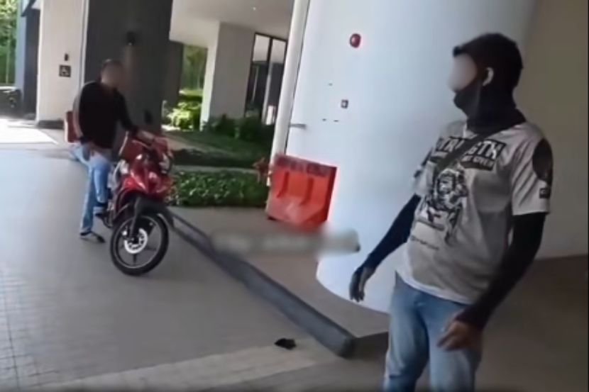 Dua warga asing dikesan menjadi penghantar makanan. -Gambar media sosial