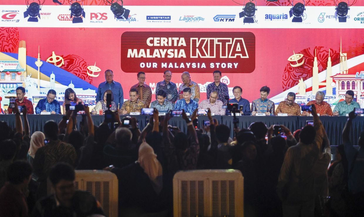 Perdana Menteribersama tetamu kehormat lain menyaksikan majlis menandatangani Memorandum Persefahaman (MoU) antara rakan strategik sempena Program Cerita Malaysia Kita. -Foto IZZRAFIQ ALIAS/SMG