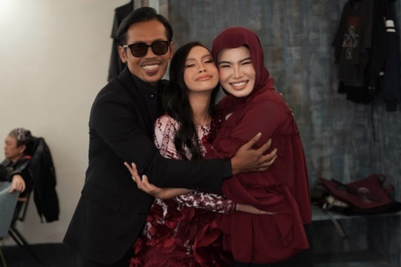 Thalita (tengah) merupakan anak kedua Shuib (kiri).